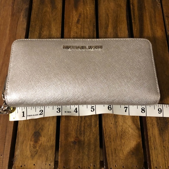 LIMITED Michael Kors wallet. GONE Given as a gift - Picture 4 of 8